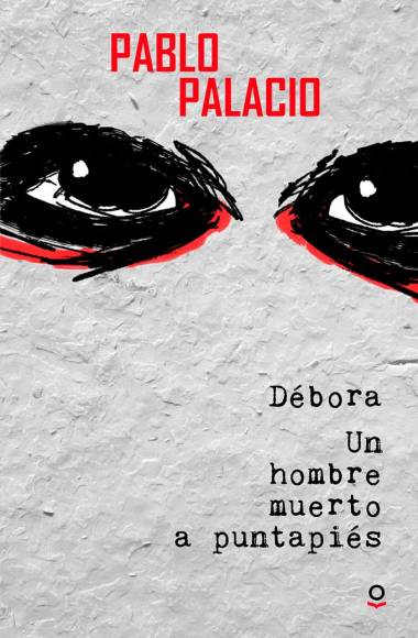 Debora y un hombre muerto a puntapiés